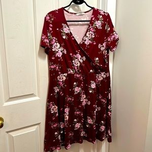 Women’s new with tag knee length knit floral dress, short sleeve.